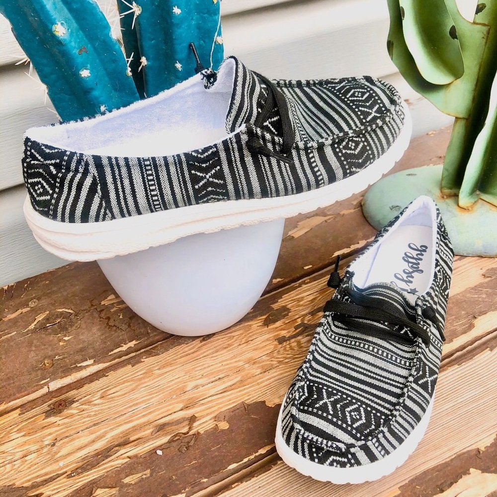 NIB The Chaska Sneaker by Gypsy Jazz Black & White - Picture 2 of 2